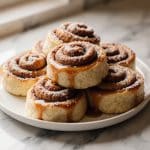 cynamonki air fryer na talerzu, aromatyczne i słodkie, idealne na deser
