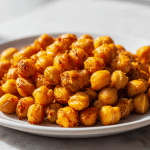 chrupiaca ciecierzyce z air fryer na talerzu