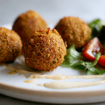 Pyszne falafel z ciecierzycy z air fryera podane z sosem tzatziki