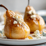 Gruszki pieczone w air fryerze na talerzu.