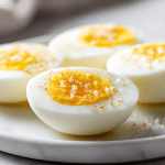 jajka na miekko z air fryera na talerzu