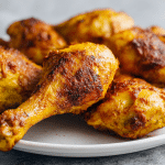 kurczaka tandoori z air fryer na talerzu