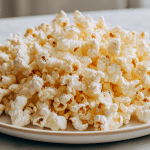 popcorn z air fryera w miseczce