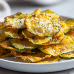 chips de abobrinha airfryer na talerzu