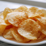 zdrowe chipsy z airfryer w misce obok świeżych składników
