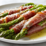 Szparagi wędliną air fryer podane na talerzu