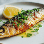 pyszna pieczona makrela air fryer na talerzu
