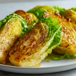 pieczona młoda kapusta air fryer podana na talerzu