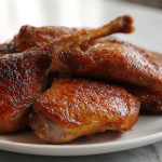Udka kacze air fryer przyrządzają się z chrupiącą skórką i soczystym mięsem.