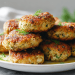 wegańskie kotlety air fryer z pieczarkami na talerzu