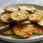 Cukinia parmezan air fryer na talerzu, idealna na obiad.