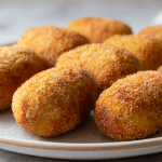krokiety z mięsem air fryer na talerzu
